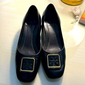 Beautiful Tory Burch Georgia Black Leather Logo low Pumps, Size 9.5